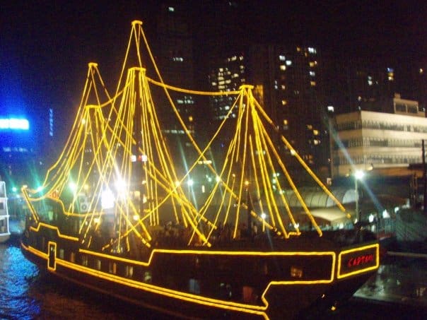 En lysende båt på elven i Shanghai, rett ved The Bund. Foto: Reisetilkina.com