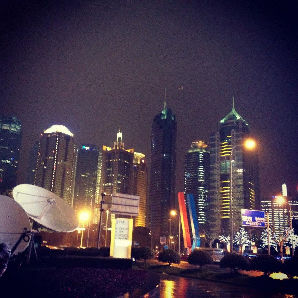 Et bilde jeg tok av Shanghai på natterstid. Foto: Reisetilkina.com