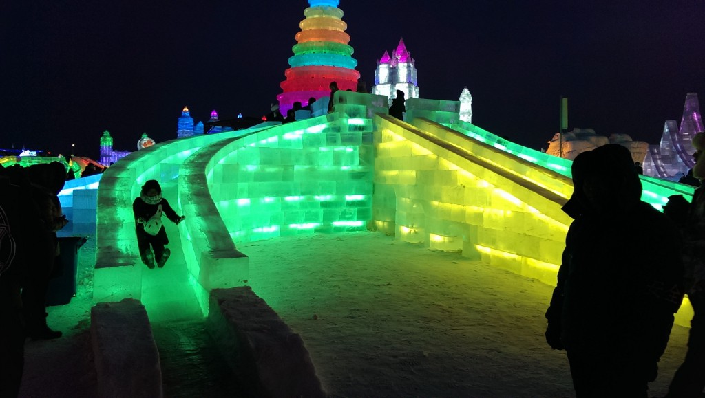 Lys og is går hånd-i-hånd for å skape en god og lun stemning i Harbin. Foto: Reisetilkina.com