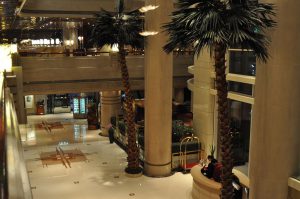 Palmefylt lobby på Zhejiang International Hotel.