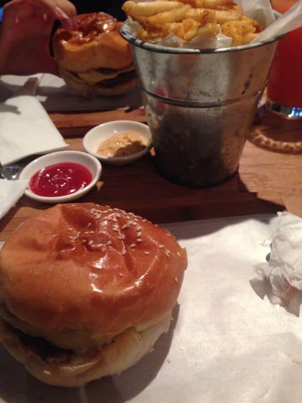 Classic Burger med øl og pommes frites.